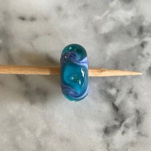 Turquoise gem swirl glass bead